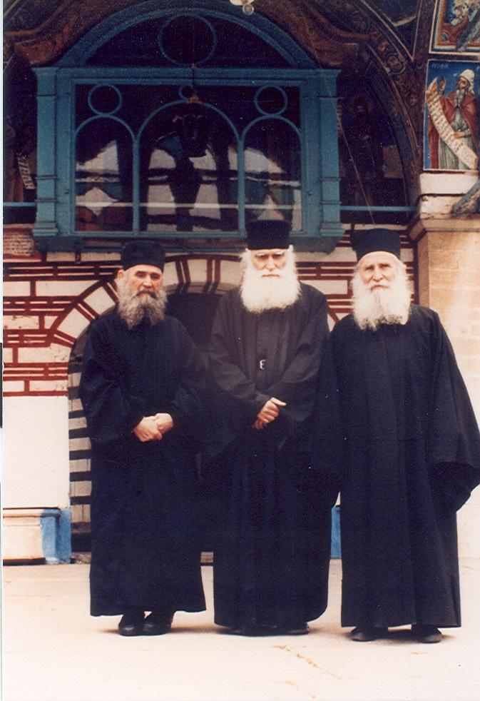 1988: Στην πύλη του Βατοπαιδίου με τους παραδελφούς του Εφραίμ Κατουνακιώτη και Εφραίμ Καθηγούμενο της Ι. Μ. Φιλοθέου.